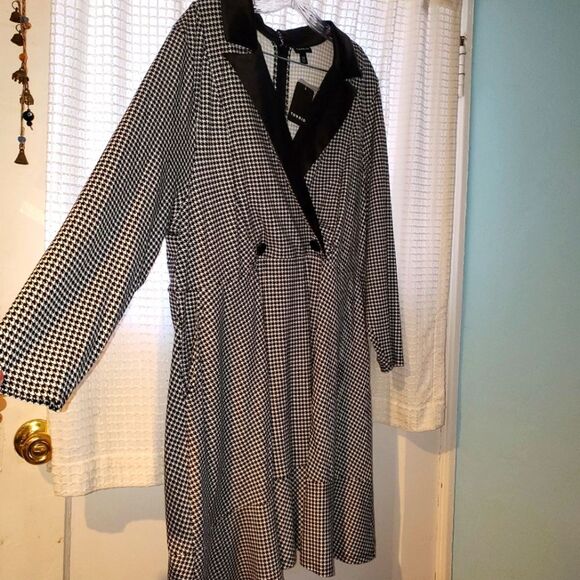 torrid Dresses & Skirts - New! Torrid Sz 2 Black & White Dress W/ Pockets. Fall, Office, Classic